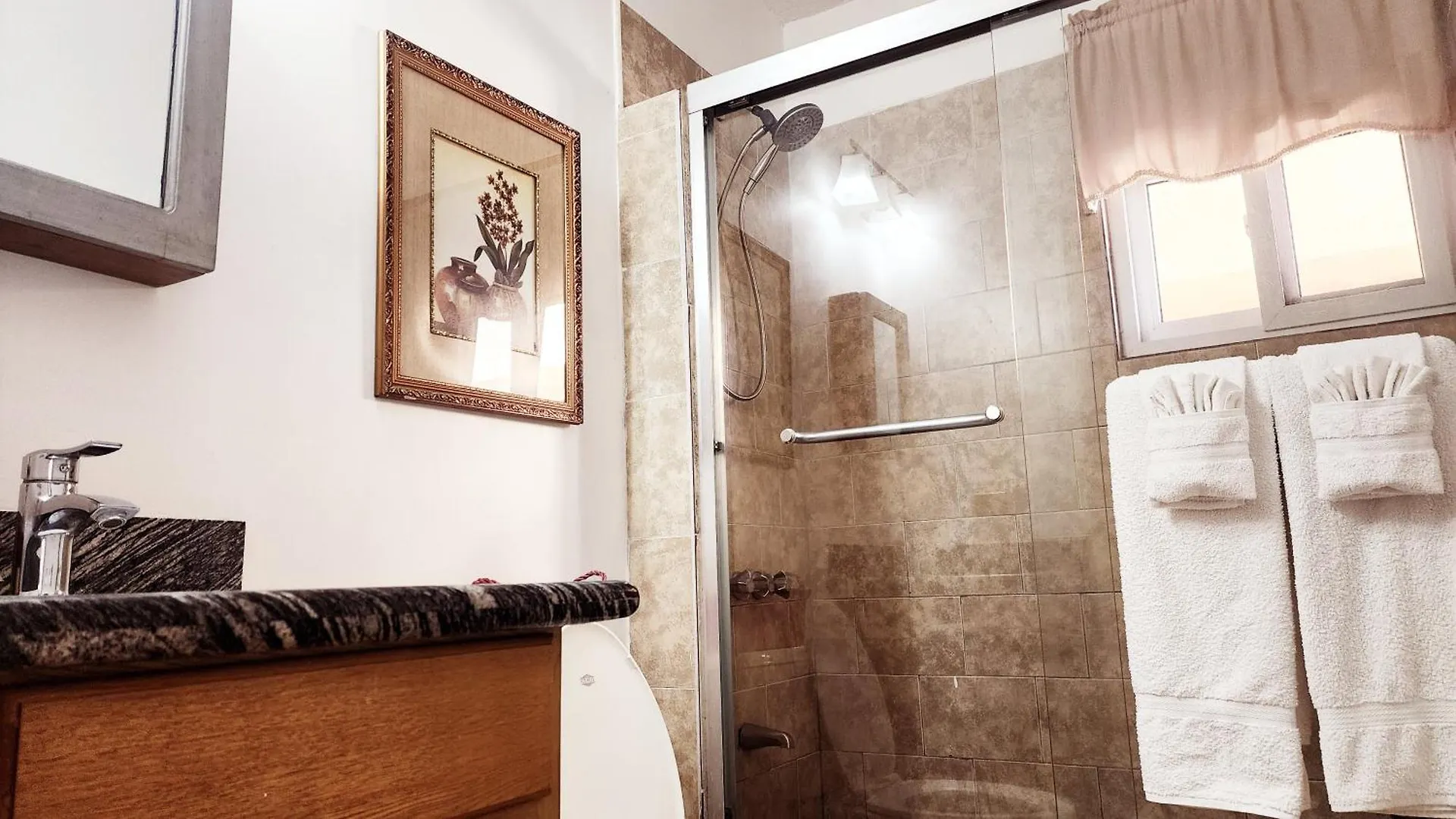 Central Upscale New Kingston Apt With Pool 0*,
